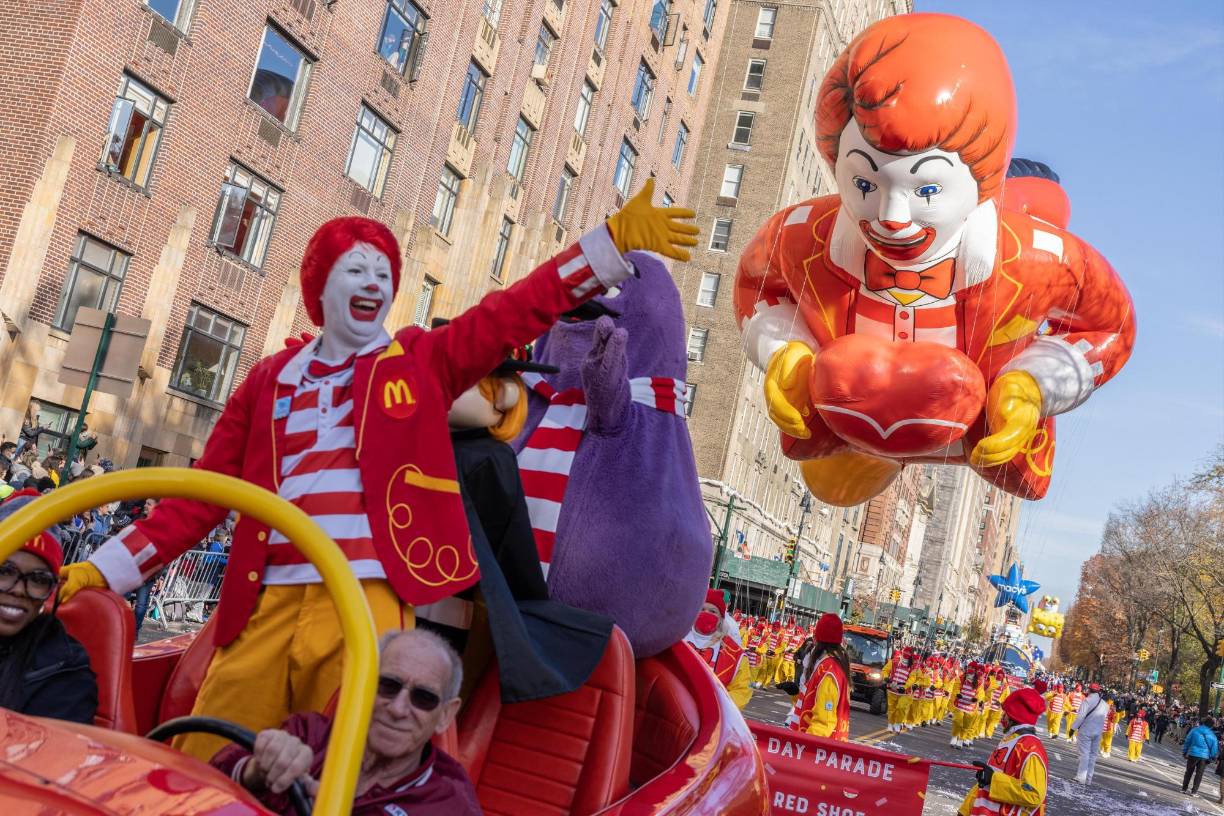 Ronald McDonald dirigió la carroza con el globo gigantesco de su personaje.