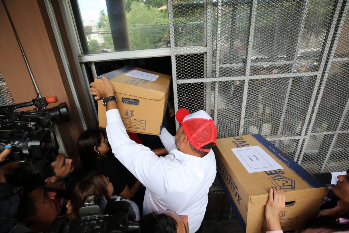 Detallaron que las denuncias presentadas suman más de 16,000 páginas de evidencias, que incluyen declaraciones de impuestos, declaraciones aduaneras, resoluciones de exoneraciones, expedientes administrativos de diversas secretarías de Estado, protocolos de constitución de sociedades mercantiles, actas certificadas de sesiones legislativas, reportes de inteligencia aduanera y fiscal, manifiestos de vuelo, entre otros.