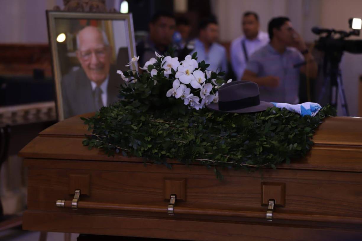 Amigos, familiares y líderes políticos dan el último adiós al querido y connotado empresario hondureño, Jorge Bueso Arias. 
