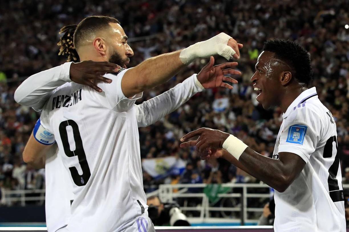 Vinicius celebrando con Karim Benzema y Eduardo Camavinga.