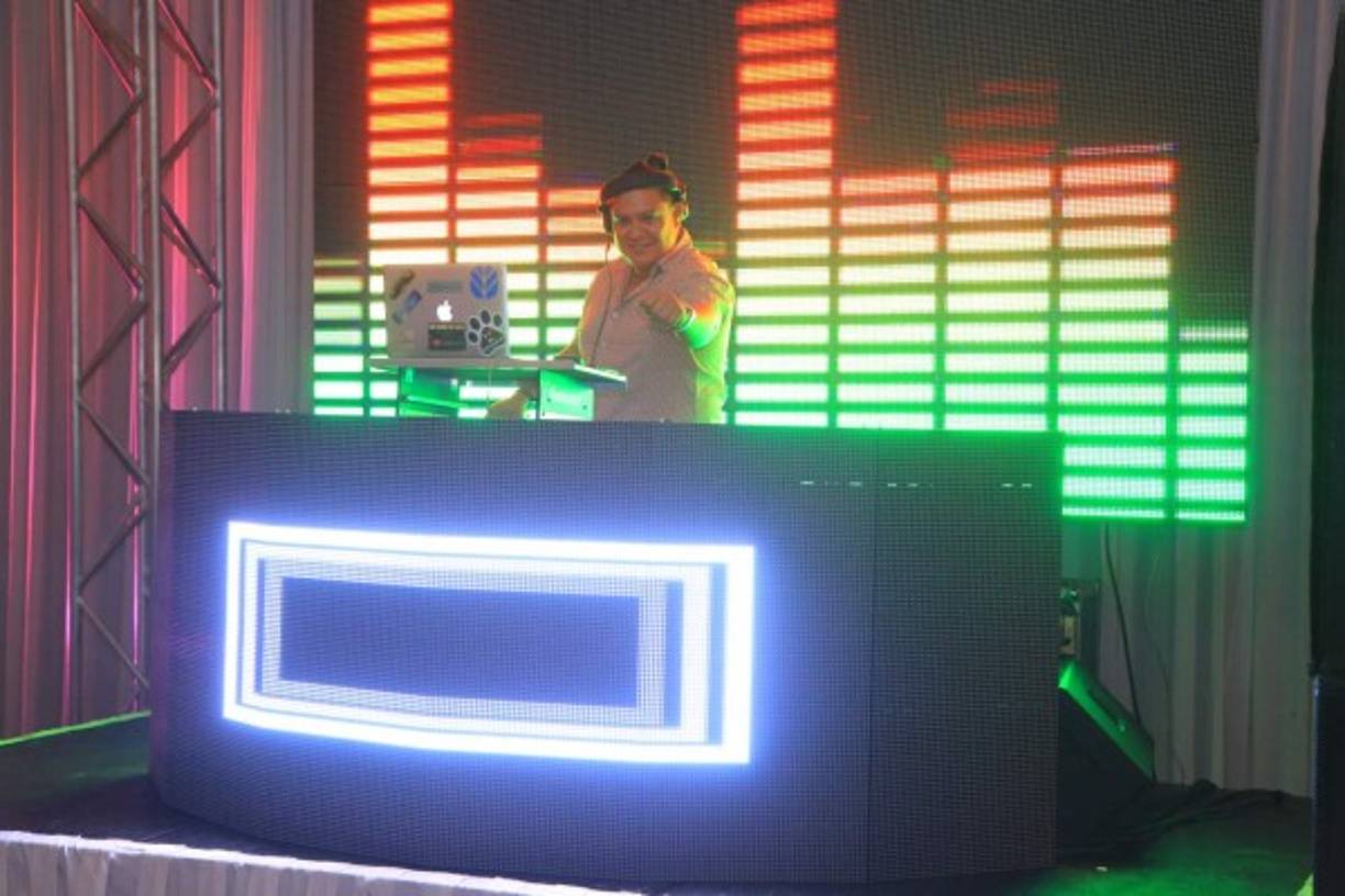 Bishop, el disyóquey que animó la recepción.