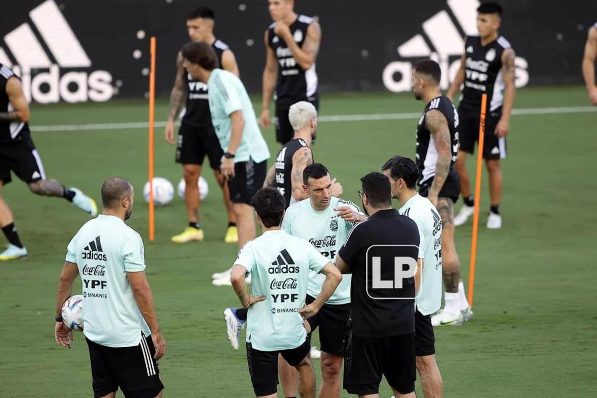 Scaloni estuvo afinando detalles en el último entrenamiento de su equipo.