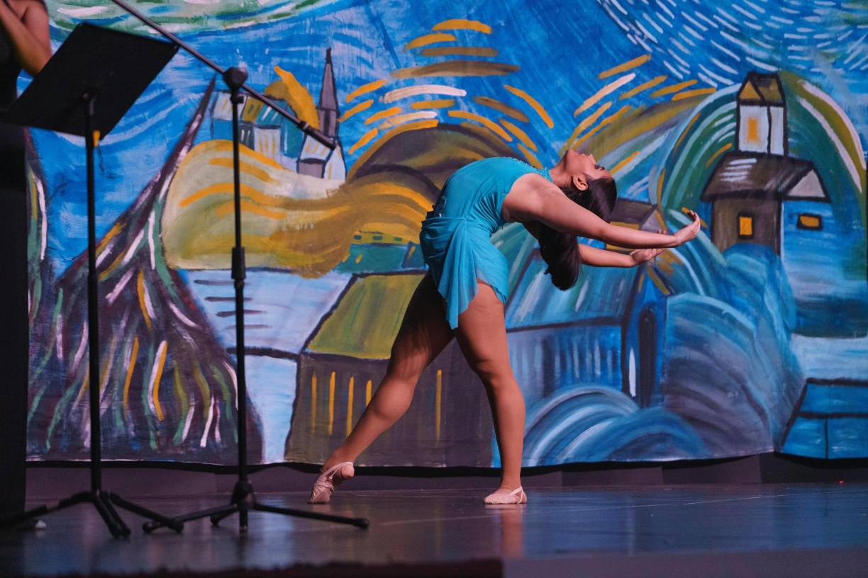 Fue la primera presentación pública de Assemblé Studio. En esta imagen Hary Ríos baila al son de “Make you feel my love”, ejecutada por la flautista hondureña Audy Artica.