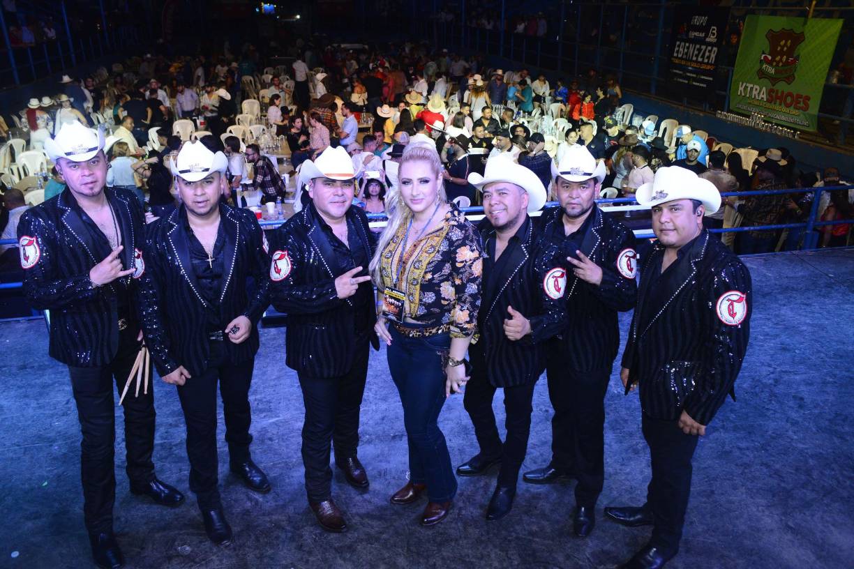 Los artistas mexicanos posaron para una foto del recuerdo junto a Jackie Peña, de la productora JP Entertainment HN. 