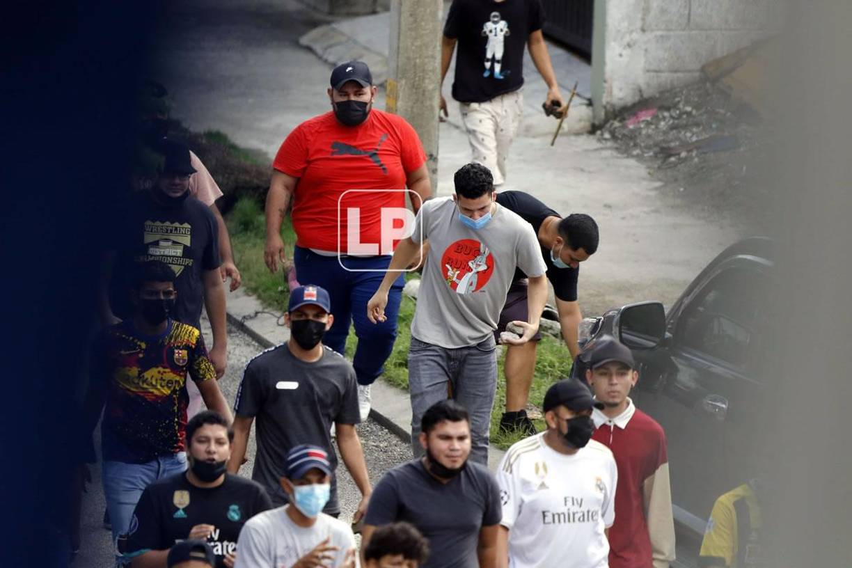 El aficionado logró partir la piedra grande y cargó pedazos más pequeños cuando se dirigía al estadio Yankel Rosenthal.