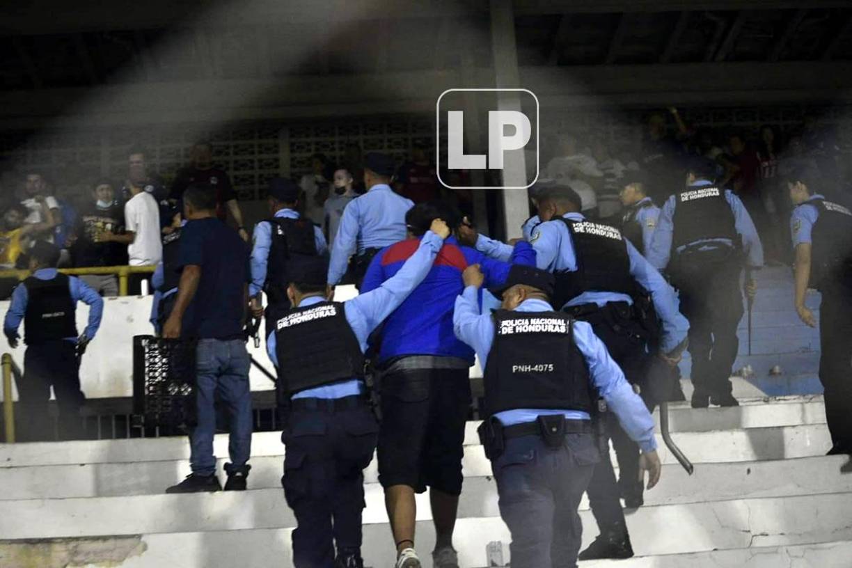 La Policía Nacional intervinó en las graderías y evitó que las peleas pasaran a más.