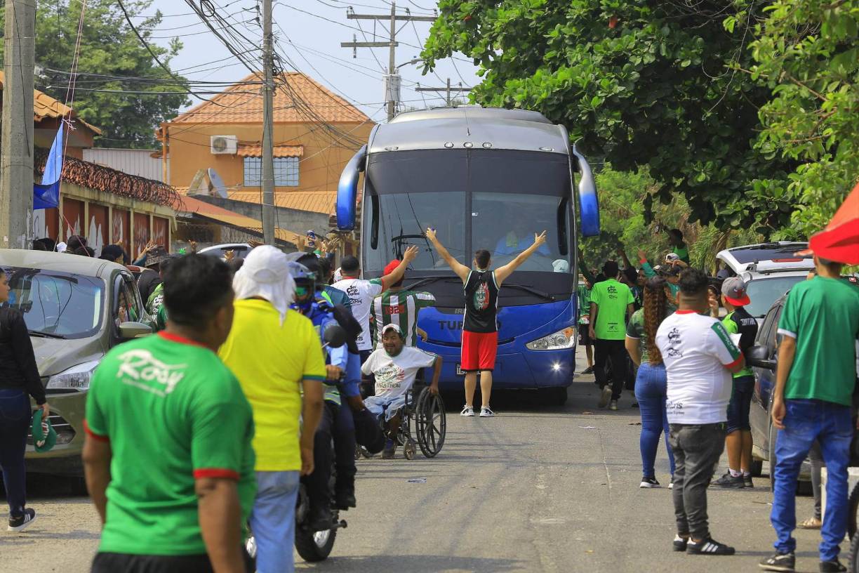 Minutos tensos vivieron en la plantilla del Motagua y el dueño del vehículo reportó abolladuras y vidrios quebrados.