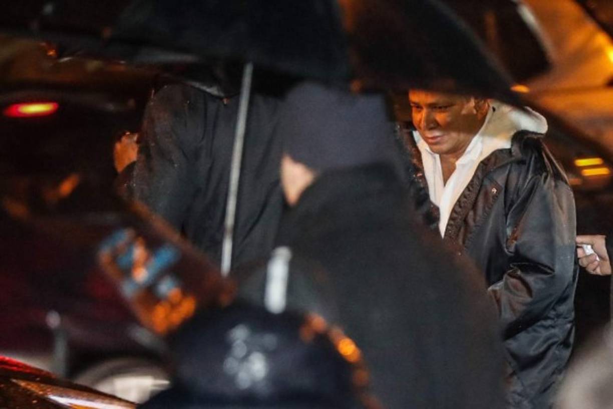 Familiares de Neymar también llegaron a la fiesta del cumpleaños del atacante brasileño. Momento de la llegada del papá y representante del jugador.