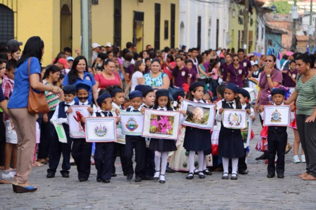 Los niños rindieron un homenaje a símbolos de Santa Rosa de Copán.