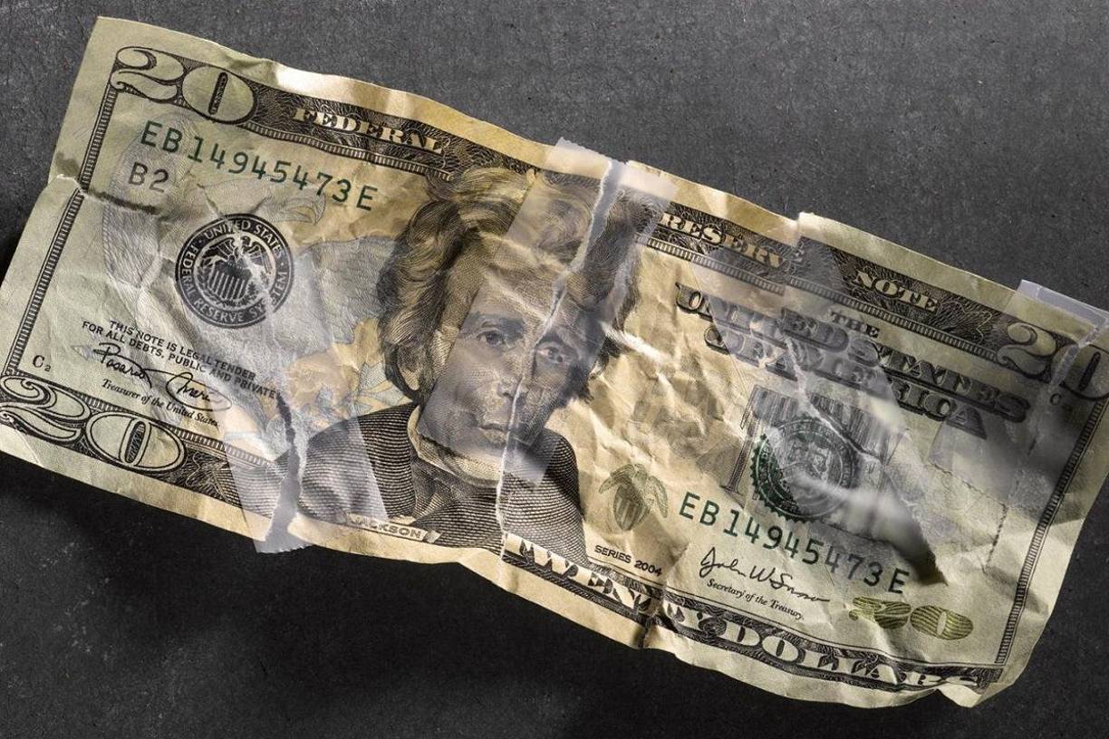 Lo que implicaría la paulatina retirada de billetes más antiguos y deteriorados. 