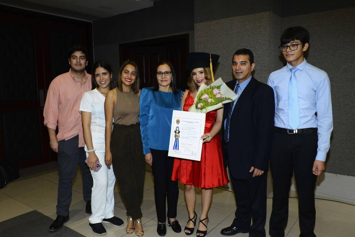 La familia Milla Altamirano junto a la agasajada de la jornada, Emily Milla. 