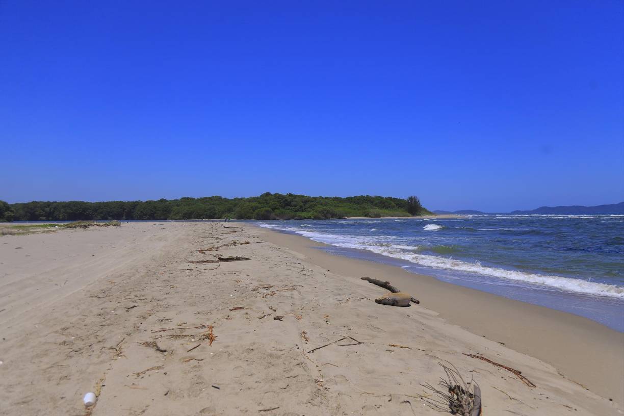 En abril, que el equipo de <a rel="noopener noreferrer" href="https://www.laprensa.hn/premium" target="_blank">LA PRENSA</a> recorrió la comunidad, esta era la vista hacia la barra, el tramo donde el mar y la laguna están unidos por varios meses. En la actualidad esa pequeña brecha se cerró. El lugar es muy visitado en las tardes porque es propicio para pescar y ver las mejores puestas de sol de todo Tela.