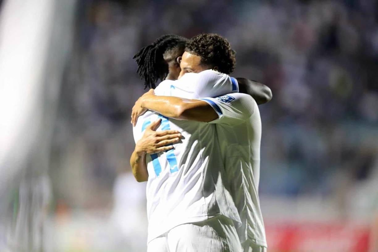 Román Rubilio Castillo celebrando con David Ruiz su gol con la Selección de Honduras ante Cuba.