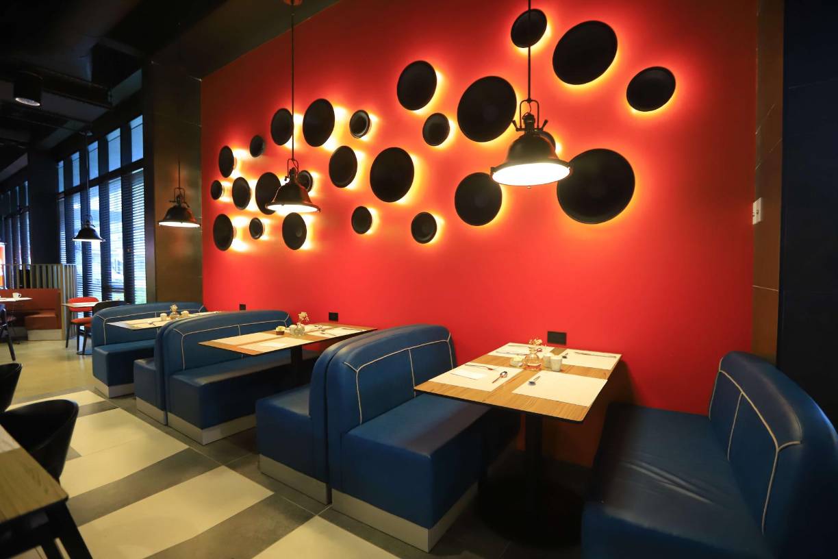 Caroline Bolduc, gerente general del hotel, también enfatizó la oportunidad al talento joven y con experiencia que tiene la oportunidad de destacar en el hotel, desde el área de banquetes, logística, diseño, marketing y ventas. 