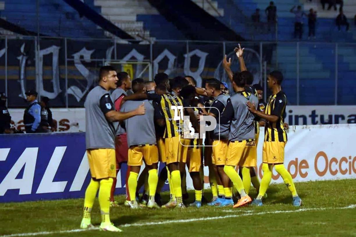 Jugadores del Real España celebrando la remontada ante Motagua tras los goles de Pedro Báez.