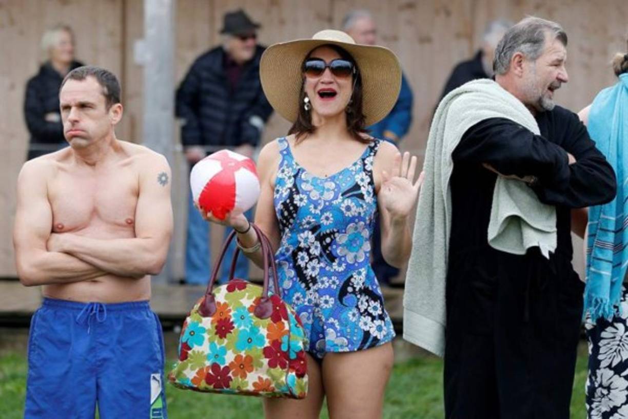 Varios valientes bañistas se preparan para entrar en las frías aguas de lago Moossee en Moosseedorf (Suiza) hoy, 31 de diciembre de 2015, para participar en el tradicional chapuzón de Nochevieja.