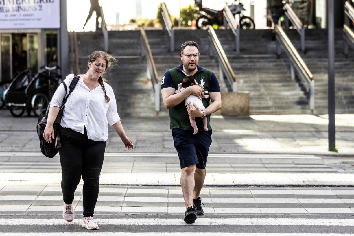 La matanza dejó en duelo al país que disfrutaba de un fin de semana de ambiente veraniego por el paso del Tour de France y la reanudación del festival de música de Roskilde, tras dos años de covid. 