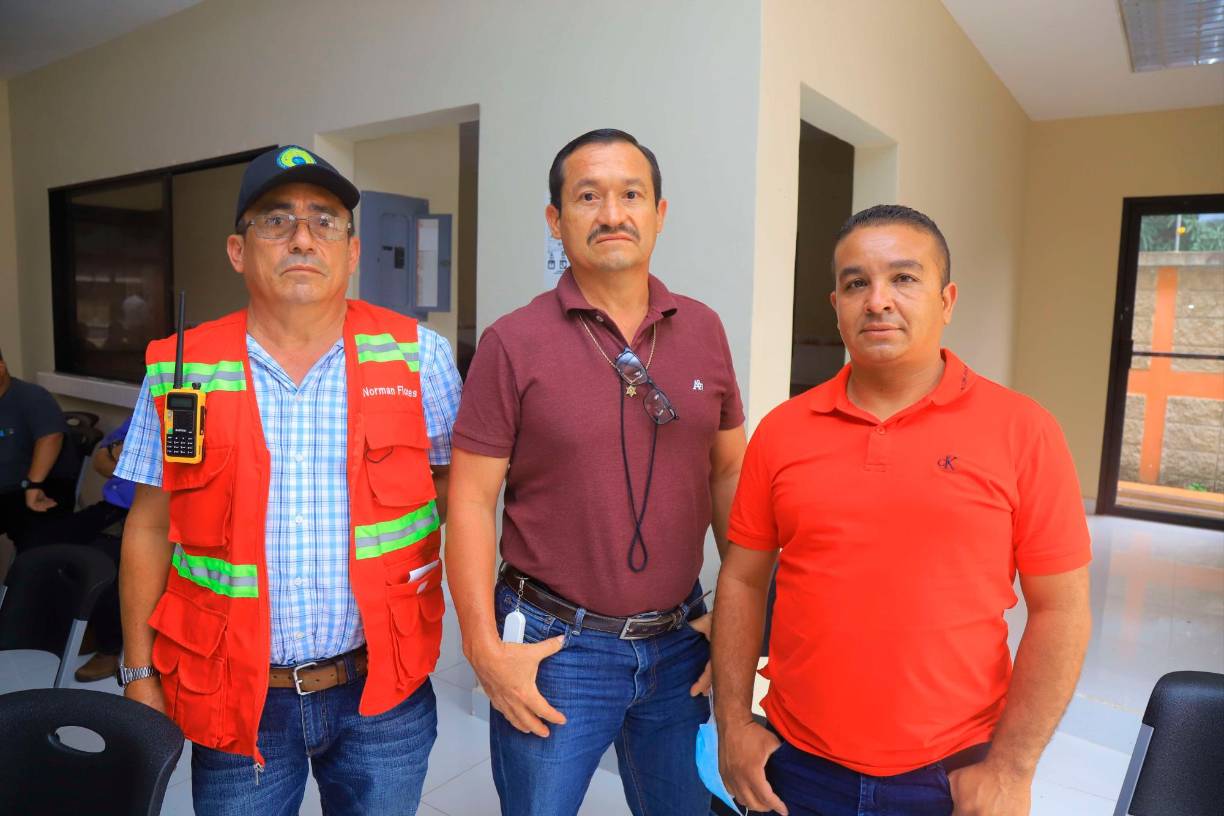 Norman Flores, Rony Flores y Carlos Bueso