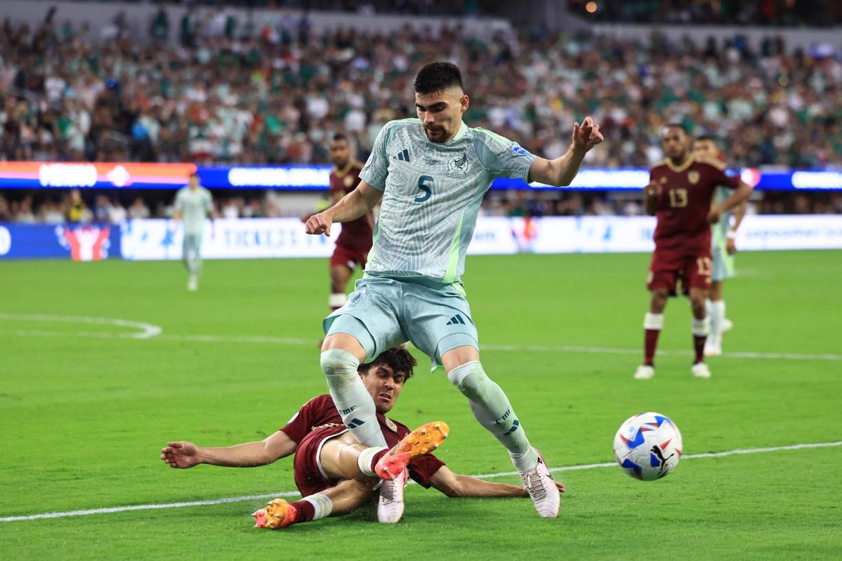 México apenas venció 1-0 a Jamaica en el debut y luego Venezuela los derrotó 1-0.