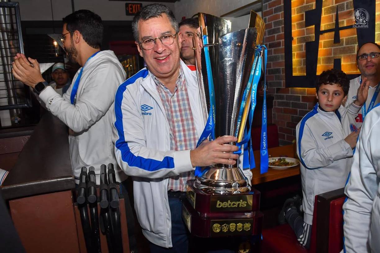 Rafa Villeda, presidente de Olimpia, reveló que buscarán pocos fichajes para la próxima temporada. “La verdad que yo no quisiera cambiar mucho el plantel. Después de todo este logro, siento que tenemos equipo para seguir dando la lucha. Tal vez uno o dos jugadores lleguen, pero creo que tenemos lo necesario para poder seguir luchando”.