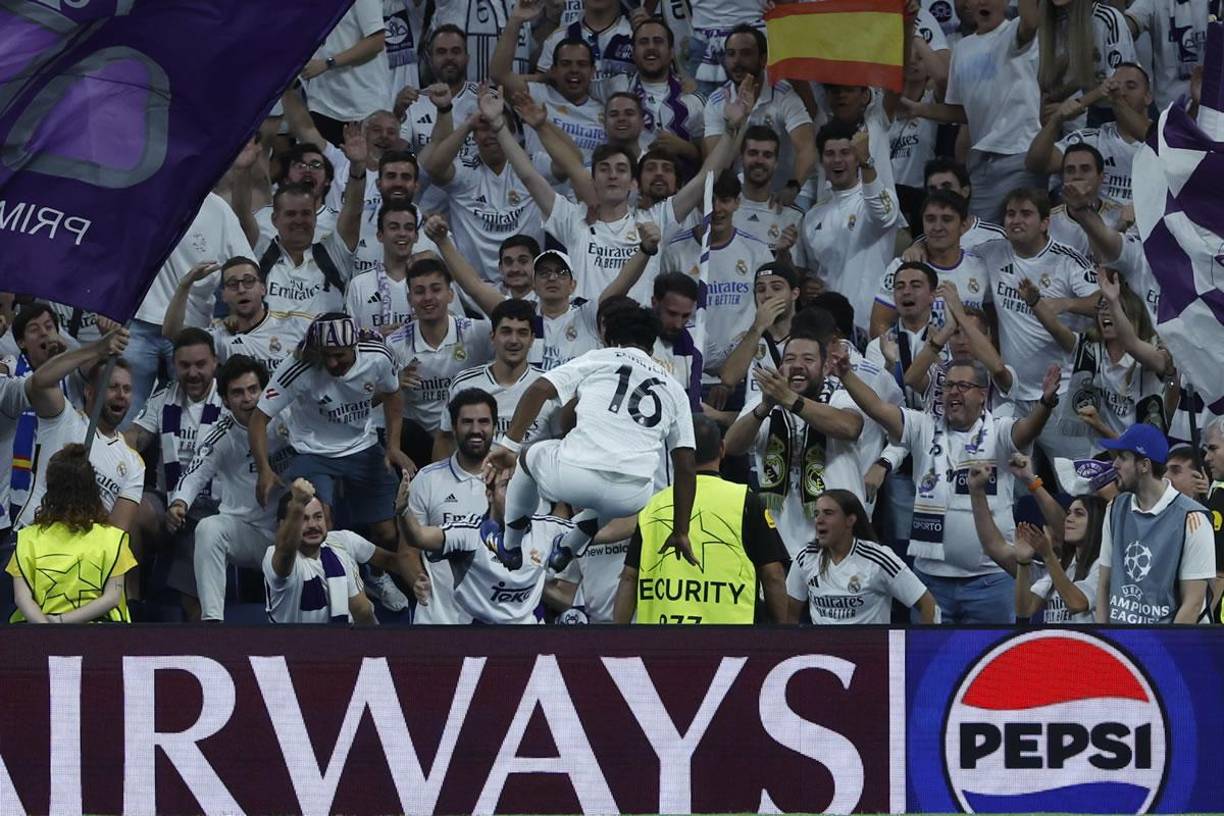 Endrick enloqueció y saltó las vallas publicitarias para ir a celebrar con los aficionados del Real Madrid en las gradas.