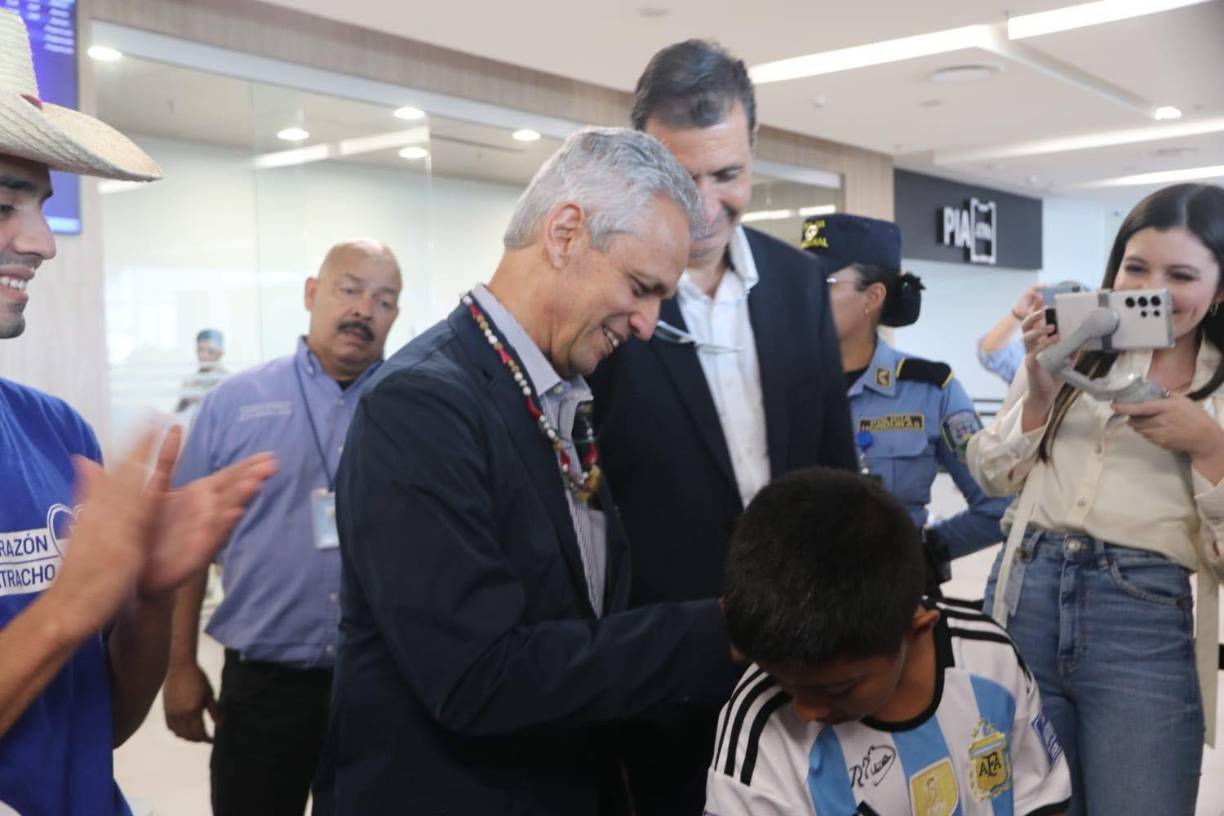 Reinaldo Rueda tuvo la oportunidad de compartir con los pequeños que lo esperaban en el aeropuerto. Aprovecho a firmar algunos autógrafos, uno de ellos este pequeño con la camiseta de Argentina.