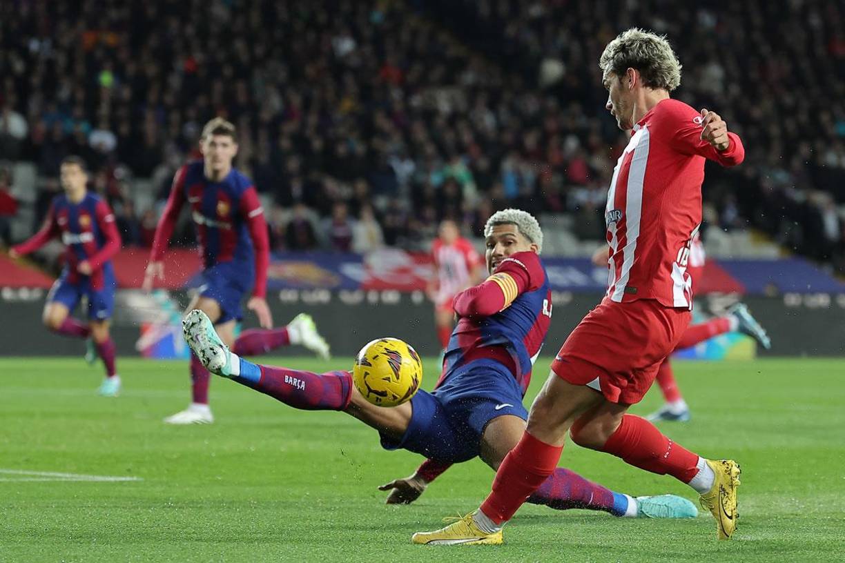 Ronald Araújo se tira para bloquear un centro de Antoine Griezmann.