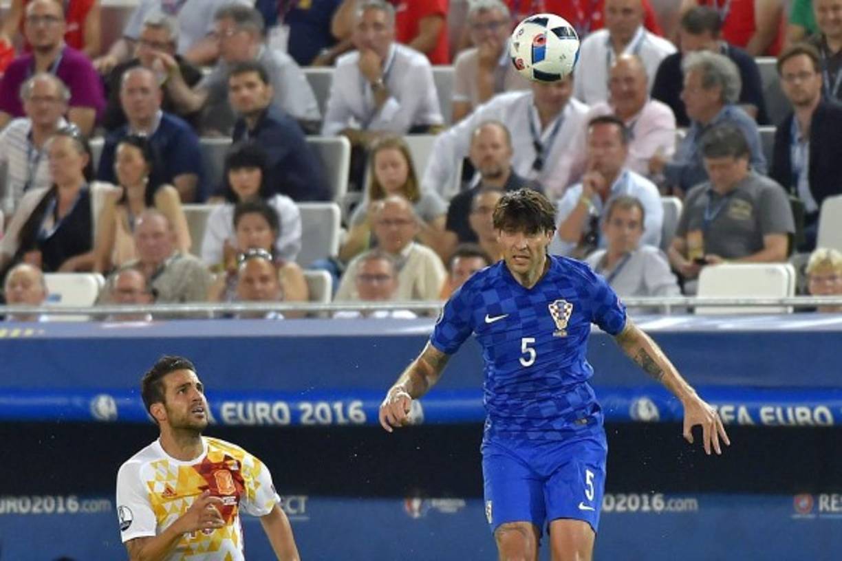 Ya en el segundo tiempo ante los españoles, Corluka se quitó su gorro de Waterpolo. Foto AFP.