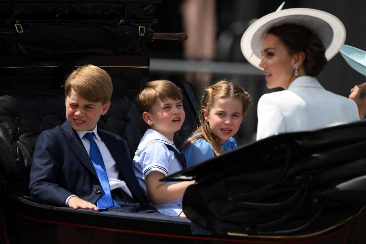 Kate, George, Charlotte y Louis llegaron al Trooping the Colour –las tradicionales celebraciones para conmemorar el cumpleaños de la Reina– en un carruaje con Camilla, la Duquesa de Cornualles. Los tres hijos del Duque y la Duquesa de Cambridge –vestidos en tonos complementarios de azul y blanco– saludaron a los espectadores mientras recorrían el Mall.