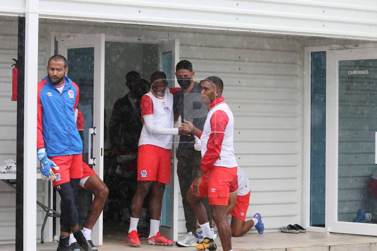 El defensa hondureño Juan Pablo Montes fue una de las grandes novedades en el entrenamiento del Olimpia, primer fichaje de los leones para la próxima temporada de la Liga Nacional. 