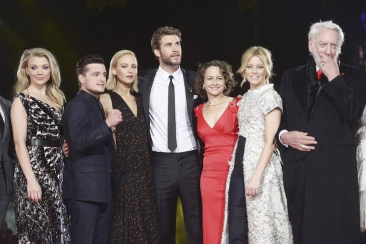 Jennifer Lawrence, su protagonista y hoy la actriz mejor pagada del mundo que ha levantado su voz reclamando igualdad salarial en Hollywood, ha derrochado sensualidad y estilo en sus presentaciones.