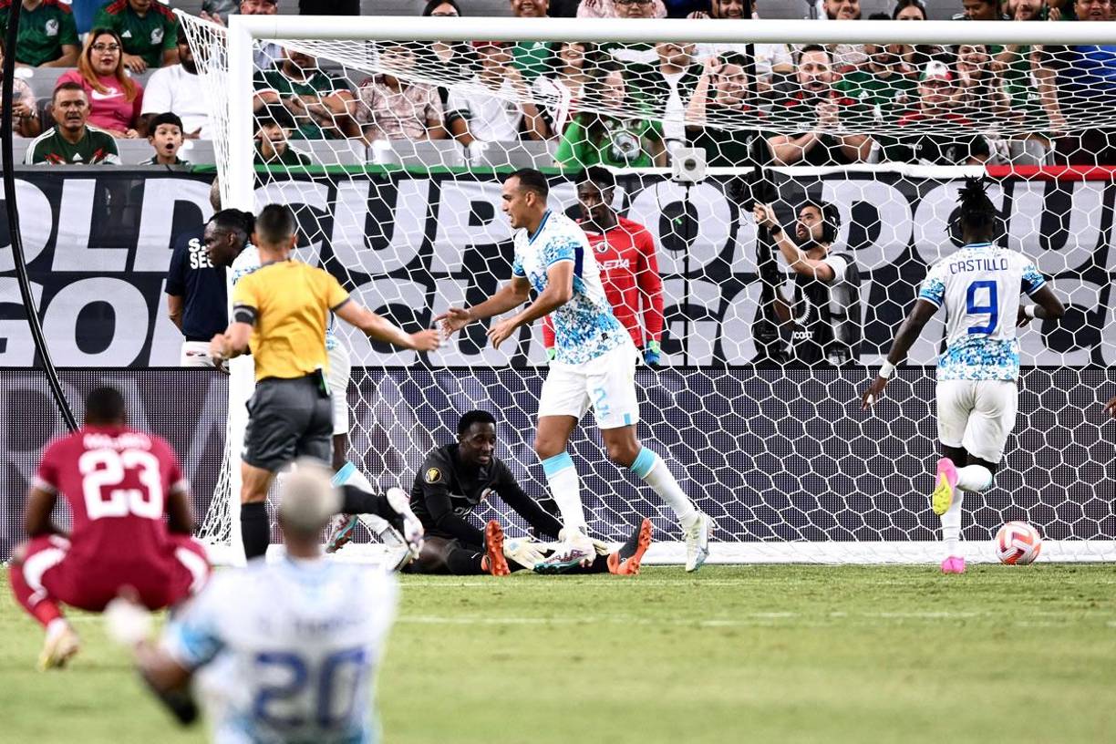 Alberth Elis corre a celebrar su gol que salvó de la derrota a la Selección de Honduras ante Qatar.