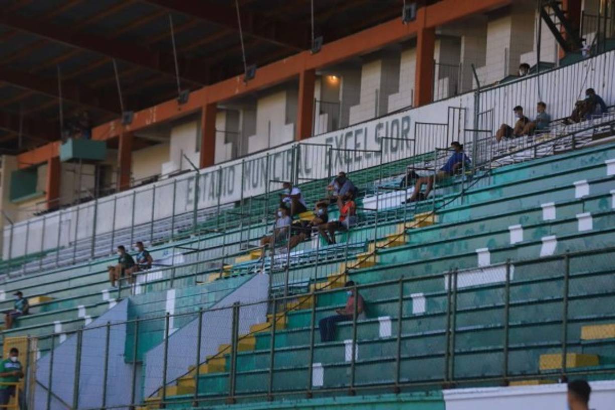 Un buen número de personas estuvieron en las gradas del estadio Excélsior, pese a que los partidos son a puertas cerradas por la pandemia del COVID-19.