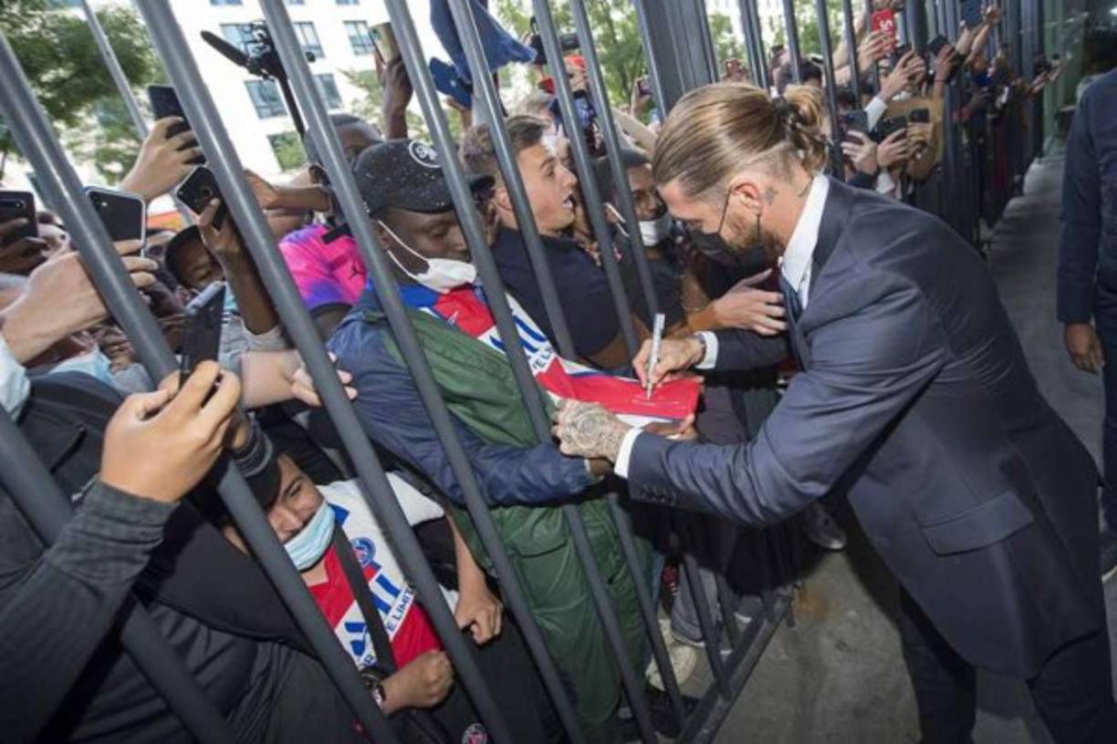 En las afueras de la sede del club parisino se vivió una locura por Sergio Ramos.