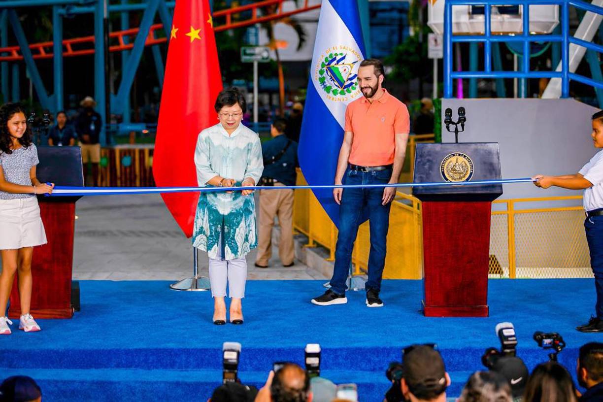 El mandatario fue acompañado por la embajadora de la República Popular China, Ou Jianhong, en la inauguración del parque de diversiones.