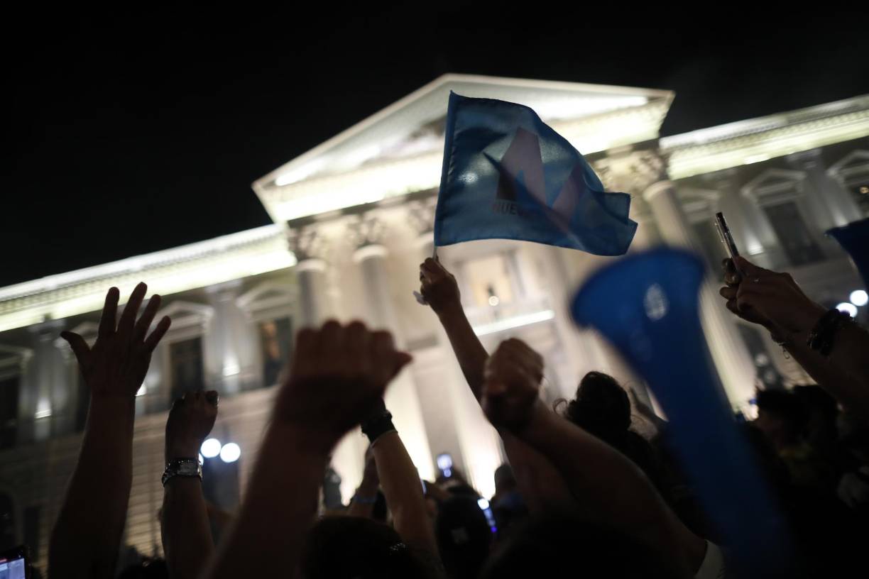 “El récord en toda la historia democrática del mundo. Nos vemos a las 9pm frente al Palacio Nacional. Dios bendiga a El Salvador”, publicó Bukele, sin aguardar a que se conozcan datos oficiales del recuento de esta jornada electoral, en la que además de comicios presidenciales, se celebraron elecciones leguislativas y municipales.