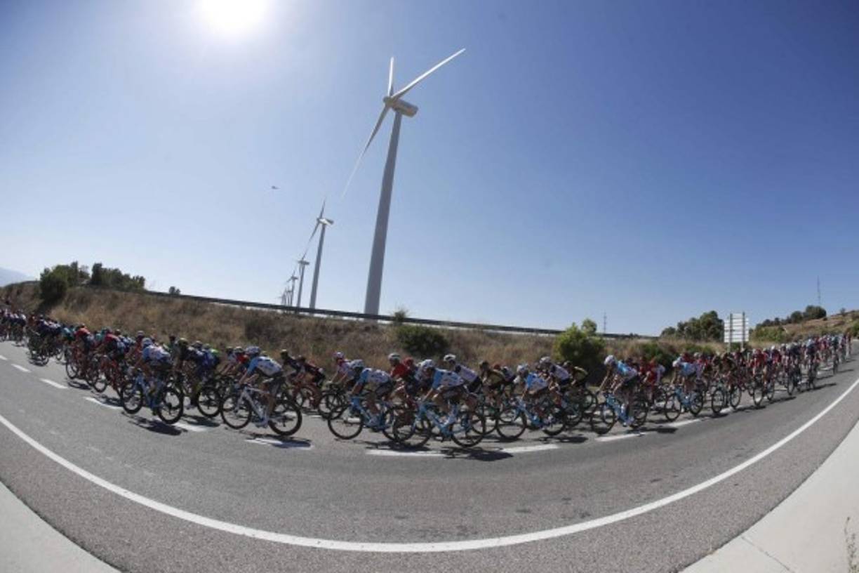 CICLISMO. Paso eólico. El pelotón da un giro durante la cuarta etapa de la Vuelta Ciclista a España, con salida en Andorra la Vella y llegada en Tarragona.