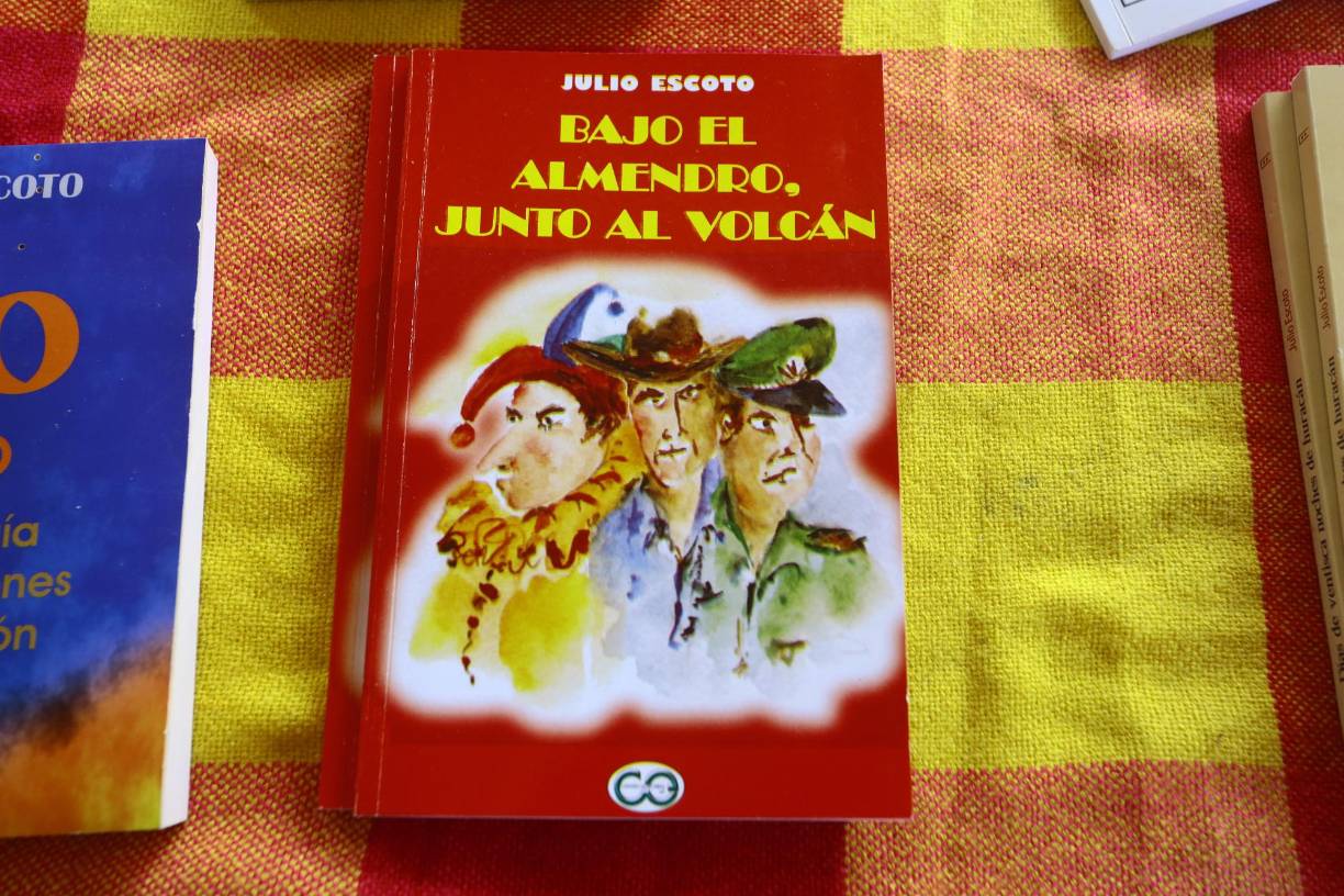 Y no podían faltar los libros de Julio Escoto, quien expuso varios de sus aclamados títulos. 