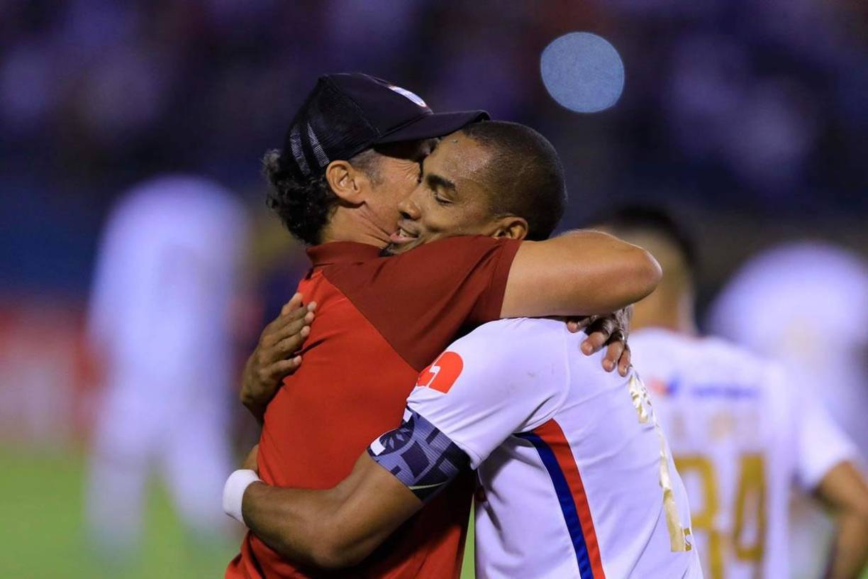 El cariñoso abrazo que se dieron Pedro Troglio y Jerry Bengtson tras el gol del 3-1.