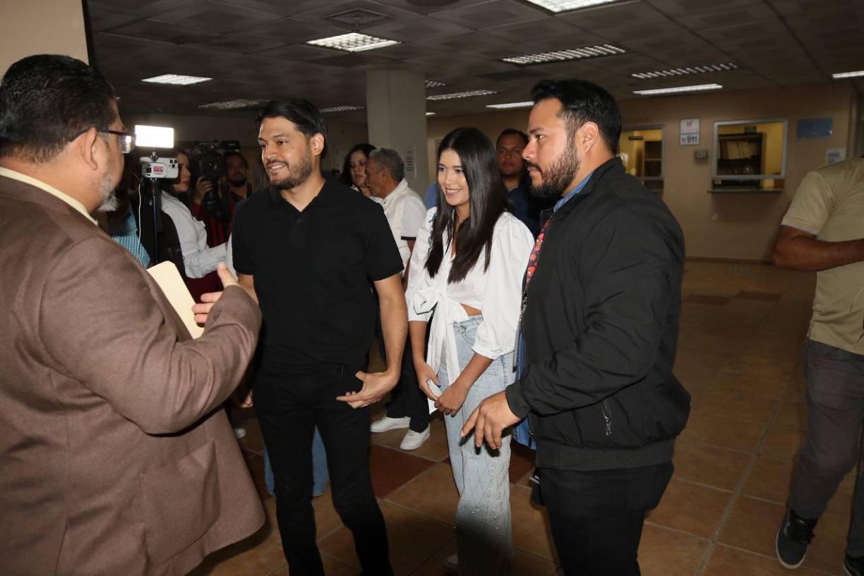 La familia de Romeo llegó, uno de los hijos del exjefe militar tuvo un cruce de palabras con el periodista César Silva.