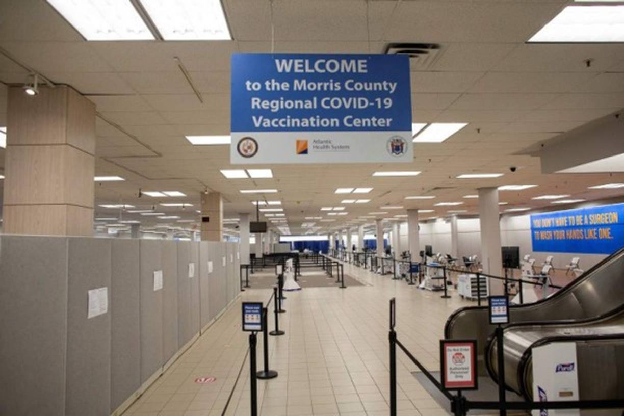 El Townsquare Mall en Rockaway, New Jersey también ha recibido a miles de personas para vacunación contra el coronavirus.