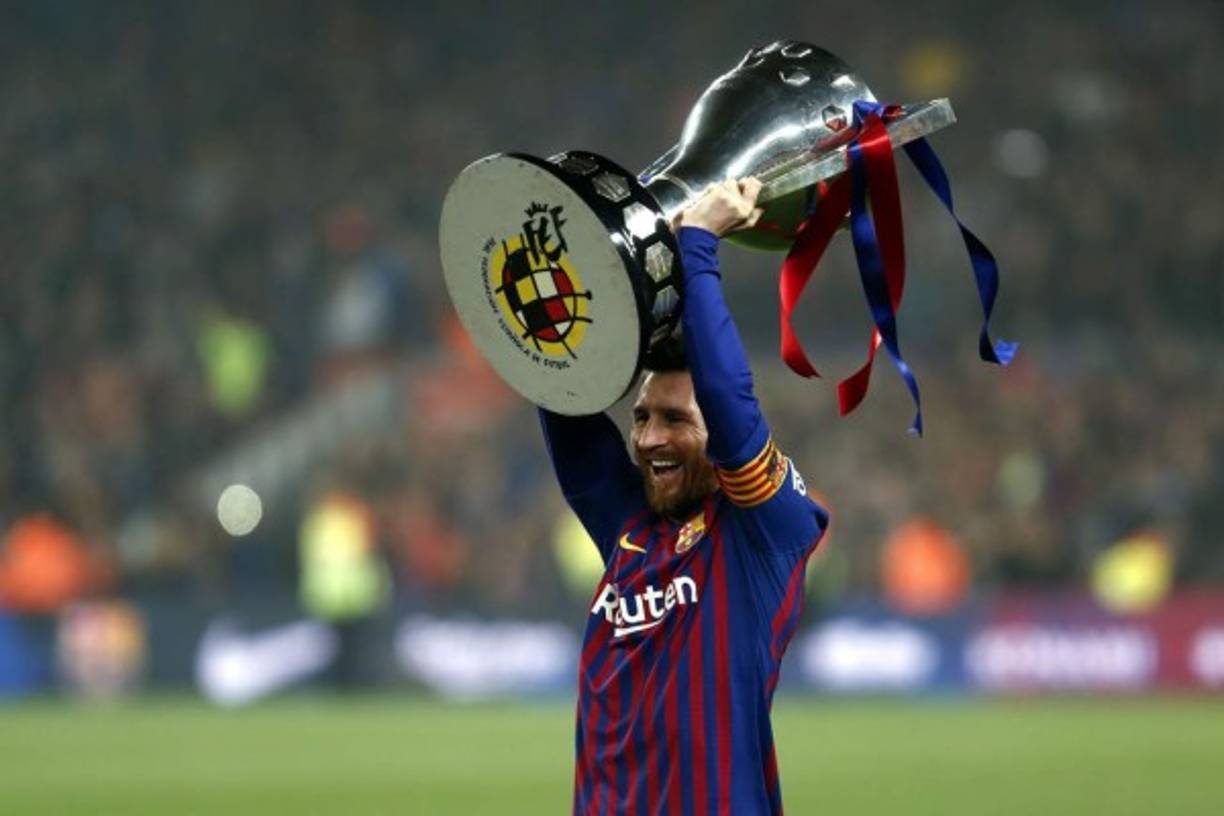 Messi levantando el trofeo de campeones de la Liga Española. Foto AFP
