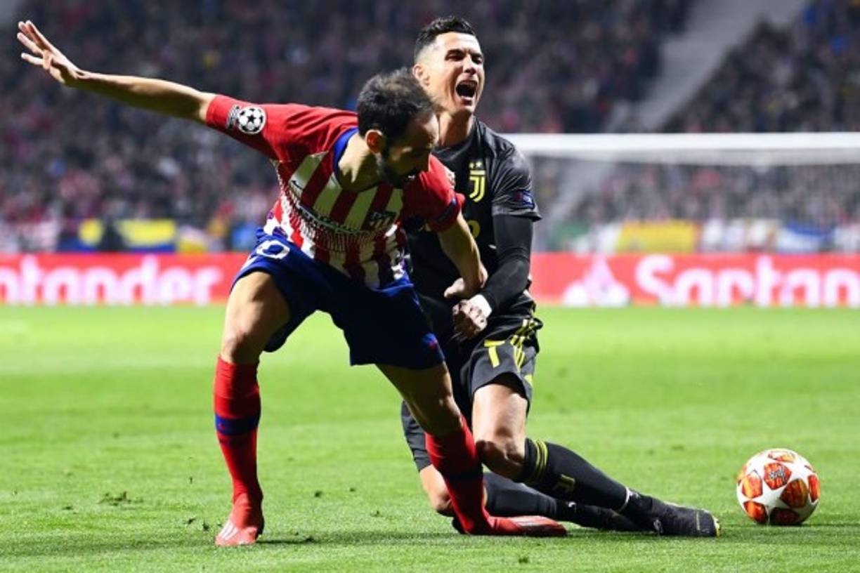 Cristiano Ronaldo luego sufrió una dura falta de Juanfran. El español le dio un tremendo pisotón al portugués y no se pitó ni falta.