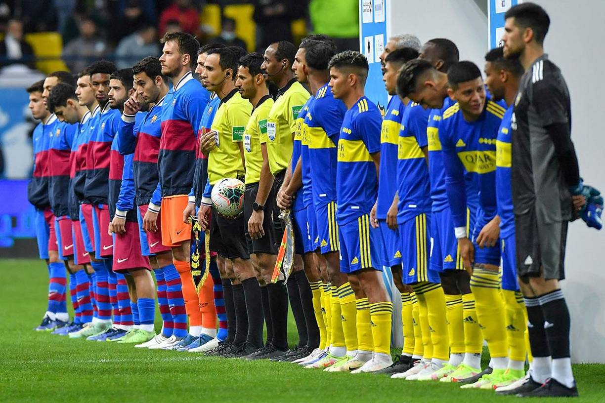 Jugadores de Boca Juniors y Barcelona, antes del inicio del partido en homenaje a Diego Maradona.