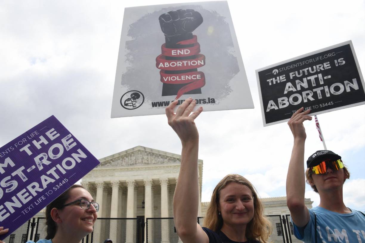 Los grupo religiosos citan dos pasajes del Antiguo Testamento para justificar la idea de que el aborto es un acto pecaminoso y contrario a la voluntad de Dios. “Antes que te formase en el vientre, te conocí; y antes de que nacieras, te santifiqué”, Jeremías 1: 5. Este versículo es utilizado por los activistas pro vida para destacar que la vida comienza en la concepción.