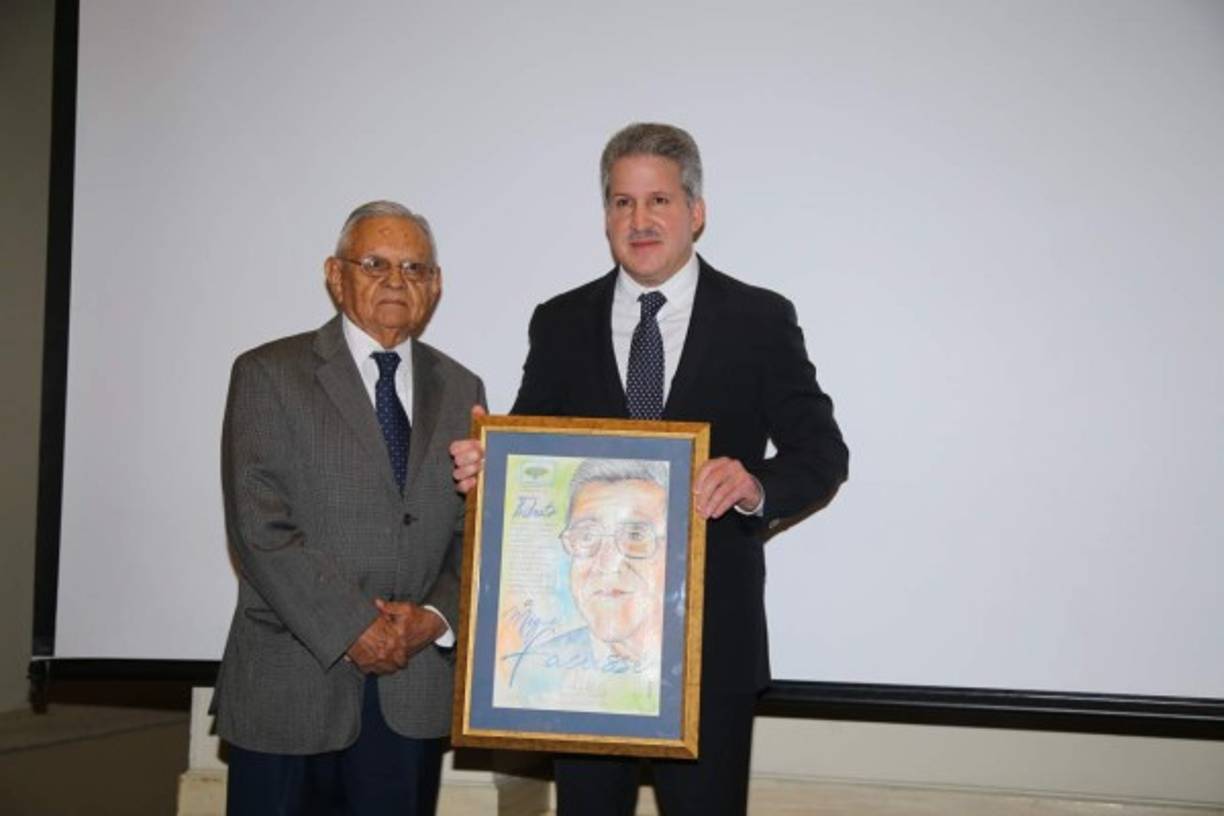 El Cohep también destacó el legado de Miguel Facussé: Industrial por excelencia, creador de marcas y productor de palma. Su hijo Miguel Mauricio Facussé recibió la presea de manos del directivo Abraham Bennaton.