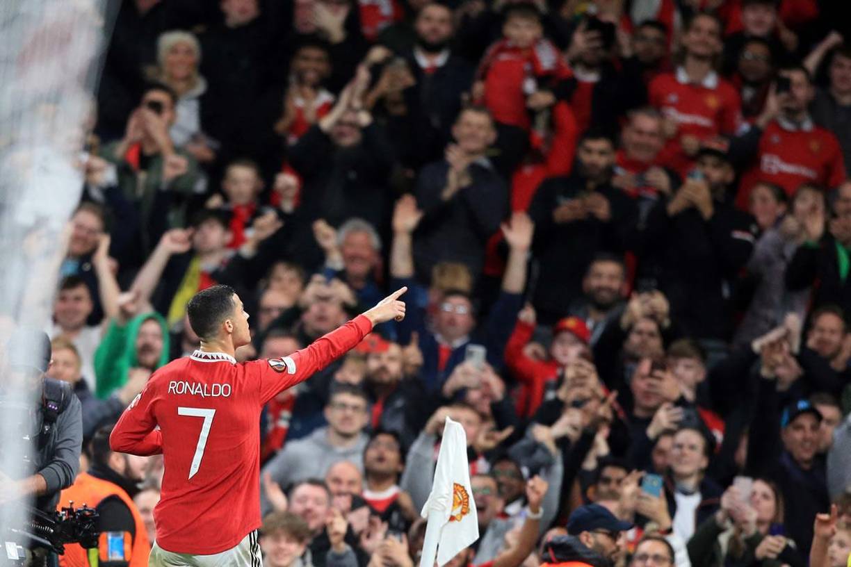 Cristiano Ronaldo señalando a los aficionados del Manchester United tras su gol.