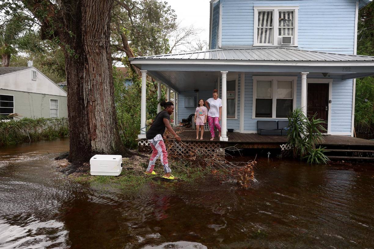 Hay avisos por el paso de tormenta tropical para zonas de ambas costas de Florida, la atlántica y la del Golfo de México, y también para zonas del centro de este estado y de Georgia y Carolina del Sur.