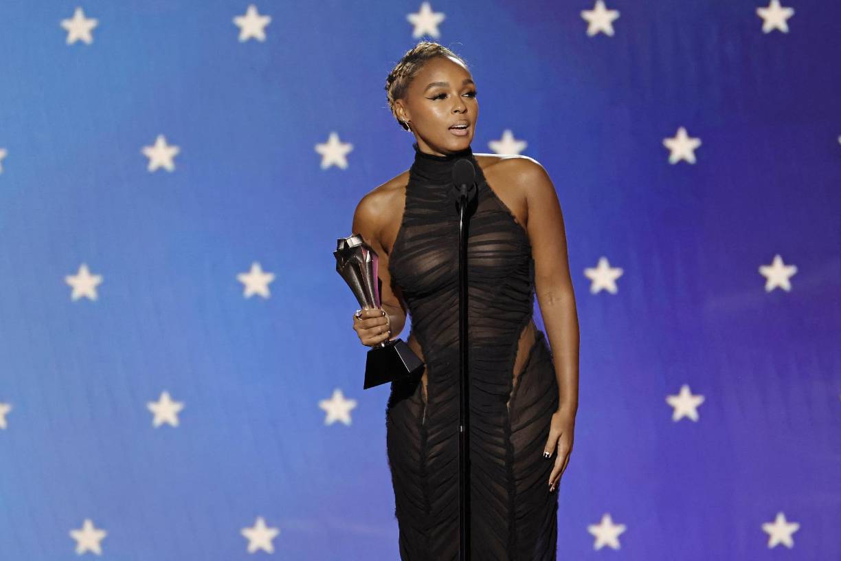 Janelle Monáe acepta el premio #SeeHer.