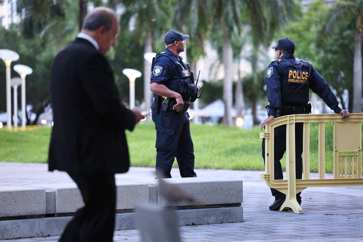 La cita es a las 15.00 hora local (19.00 GMT) en el Palacio de Justicia federal Wilkie D. Ferguson Jr. del centro de Miami, que está rodeado de un fuerte dispositivo de seguridad y donde se espera que este martes se concentren partidarios y contrarios al expresidente.